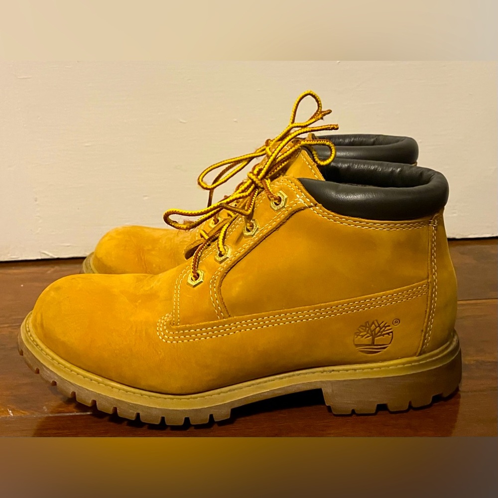 Timberland women’s Chukka work boots, size 7. Camel colored leather, waterproof.